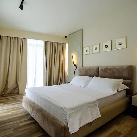 Orange Hotel *