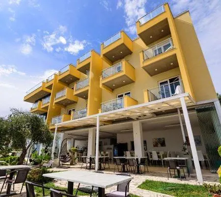Orange Hotel *